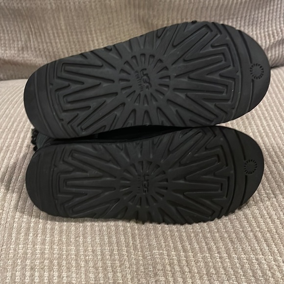 Kids Mini Bailey Button Uggs - Picture 4 of 4